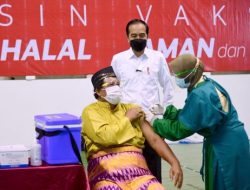 Presiden Jokowi Tinjau Vaksinasi Massal di Provinsi Riau