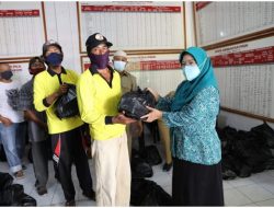 320 Paket Sembako dibagikan ke Petugas Kebersihan & Kaum Dhuafa, Inilah Pesan Ketua PKK Sumbawa