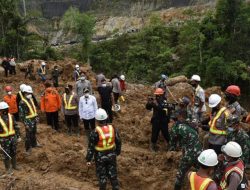 Kapoldasu, Gubsu dan Pangdam I/BB Tinjau Lokasi Longsor di Tapsel