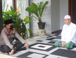 Sowan Sesepuh, Kapolda Banten Lesehan di Pesantren Ki Embay