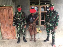 Warga Henes Serahkan Dua Pucuk Senjata Rakitan Kepada Pos Lakmars Satgas Yonif 742/SWY