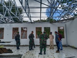 Dansatgas Pamtas Yonif 742/SWY Dampingi Tim Wasrik Tinjau Perehaban Pos Nananoe