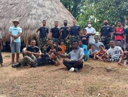 Satgas Pamtas Yonif 742/SWY Gotong Royong Bersihkan Rumah Adat