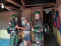 Pos Delomil Satgas Pamtas Yonif 742/SWY Terima Penyerahan 2 Pucuk Senpi