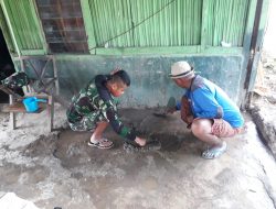 Satgas Pamtas Yonif 742/SWY Kembali Bantu Rehab Rumah Warga Maumutin