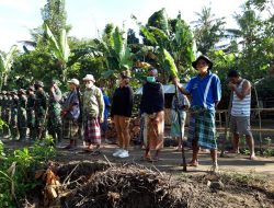 Pasukan Emak-Emak Berjibaku di Lokasi TMMD : Angkut Batu, Nyangkul hingga Dorong Gerobak