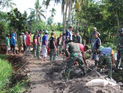 Antusias Masyarakat Kerja Keras Bersama Satgas TMMD Ke-111 Bangun Jembatan Penghubung Dua Dusun di Desa Aik Bukak