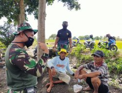 Anggota Satgas TMMD Loteng Edukasi Prokes Ke Warga