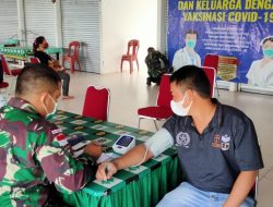 Satgas Yonif 144/JY Bersama Tenaga Medis Puskesmas Badau Masuki Hari Ke dua Vaksinasi Covid 19.