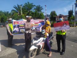 Juma’at Barokah, Sat Lantas Polres Simalungun Bagi bagi Helm, Hand Sanitizer, Masker Dan Paket Sembako Ke Pengguna Jalan Menyambut Hari Bahayangkara Ke 75.