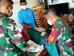 Anggota Kesehatan Yonif 144/JY Melaksanakan Khitan di Desa Perbatasan Semunte.