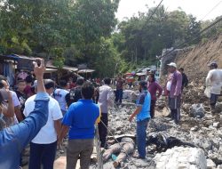 TNI-POLRI Bantu Evakuasi Korban Tembok PPU Katolik Parapat Yang Rubuh Timpa Mobil Dan Sepedamotor