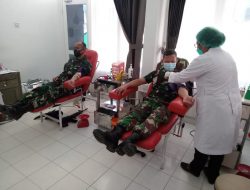 Satgas Yonif Mekanis 512/QY Bantu Donorkan Darah Kepada Warga Perbatasan Papua Yang Membutuhkan.