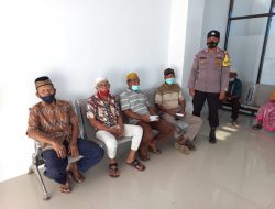 Sukseskan Vaksinasi Lansia, Bhabinkamtibmas Antar Jemput Warganya