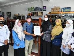 Dukung Pemulihan Ekonomi Nasional, Ketua Dekranasda Batu Bara Berikan Bantuan Kepada Pengrajin Tenun