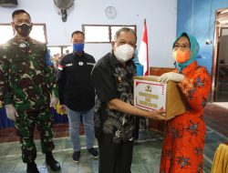 Dampak Pandemi Covid-19, Bupati Sumbawa Bersama Danrem 162/WB Salurkan Bantuan Sembako