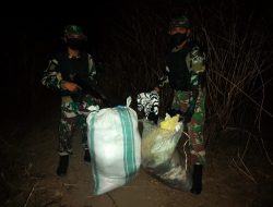 Pos TNI Yonif 742/SWY Kembali Galdup Ratusan Pakaian Bekas