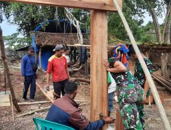 Pos TNI di Nananoe Bantu Pembangunan Rumah Adat