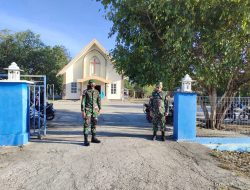 Satgas Pamtas Yonif 742/SWY Rutin Bantu Amankan Ibadah Mingguan