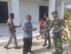 Manfaatkan Moment Pengamanan Ibadah, Satgas Pamtas Yonif 742/SWY Bagikan Masker