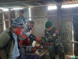 Cek Kesehatan Warga, Personel Pos Nananoe Berikan Pelayanan Kesehatan Keliling