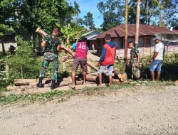Jumat Bersih, Personel Satgas Pamtas Yonif 742/SWY Bantu Warga Bangun Rumah Adat