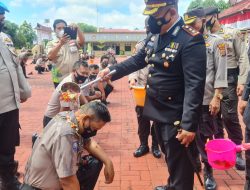 Kapolres Simalungun Pimpin Upacara Korps Raport Kenaikan Pangkat 67 Personil dan Berikan Penghargaan Kepada 9 Personil.