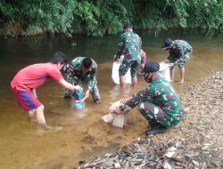 Anggota Satgas Yonif 144/Jy Membantu warga Mensiau Mengambil Pasir di Sungai