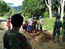 Karya Bhakti Satgas Pamtas RI-Malaysia Yonif 144/JY Bersama Warga Perbatasan Mengecor Jalan.