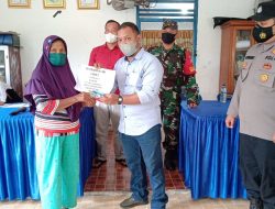 Bhabinkamtibmas Polsek Lima Puluh, Lakukan Monitoring Pemberian Bansos Bantuan Langsung Tunai Tahap Pertama