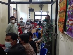 Beri Semangat Kepada Warga, Babinsa Dampingi Masyarakat Yang Hendak Di Vaksinasi.