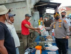 Di pasar TPI Pelabuhan Bom Tanjung Tiram, Kapolres Batubara Beri Paket Sembako Kepada Pedagang Ikan Dan Kerang.