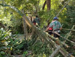 Gotong-Royong Satgas Pamtas Yonif Mekanis 643/Wns Bersama Masyarakat Perbatasan Perbaiki Jembatan Gantung.