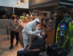 Tetap Semangat Danrem 162/WB Pimpin Patroli Gabungan Covid-19, 44 orang Jalani Rapid Test di Tempat