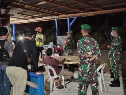 Sinergitas Satgas Pamtas Yonif Mekanis 643/Wns Bersama Forkompinda lakukan Patroli Malam Sosialisasi Prokes dan PPKM di Wilayah Perbatasan