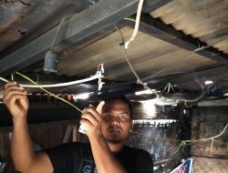 Personel Polsek Perdagangan Bantu Evakuasi Ibu dan Anak Meninggal Kesetrum Kawat Jemuran Pakaian Dialiri Arus Listrik.