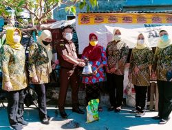 Jelang HBA Ke 61, Kejari Sumbawa Berikan Bantuan Sembako ke Warga Tidak Mampu