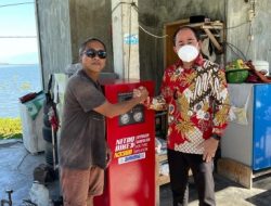 Ketua DPRD Sumbawa Rafiq Serahkan Bantuan Perbengkelan ke Warga
