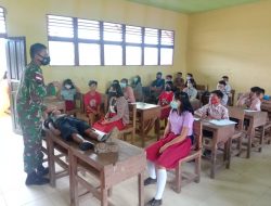 Anggota Satgas Yonif 144/Jy Mensosialisasikan Penyakit Menular Dan Pertolongan Pertama Lapangan Di SMP 04.