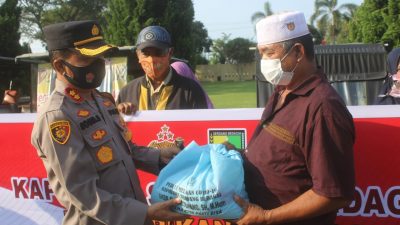 Jumat Berkah, Kapolres Sergai Berikan Sembako Pada Bilal Mayit Dan Abang Becak