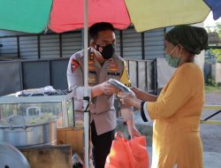 Kapolda NTB Turun Lagsung Cek Penerapan PPKM & Bagikan Sembako Terhadap PKL Di Mataram