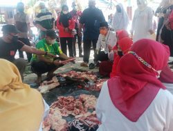 Polres Bima Kota Berbagi 1000 Paket Daging Bagi Warga Berdampak Covid