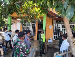 TNI Polri Bagi Daging Qurban Kepada Warga Isolasi Mandiri