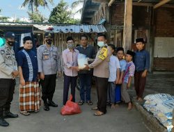 Polsek Praya Sasar Ponpes dan Panti Asuhan  Bagikan Daging Qurban dan Beras