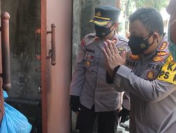 Kapolresta Mataram bagi Daging Qurban Terhadap Masyrakat Dan warga isoma