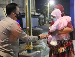 Polda NTB Gelar Patroli Skala Besar Berikan Sembako Bagi PKL dan Pemulung.