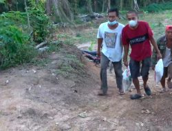 Melewati Jalan Setapak, Ahmad Yani Bersama Ketua PAC PDIP Bagikan Beras Ke Warga Korban Bencana Alam