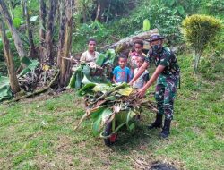Tetap Patuhi Prokes, Satgas Yonif 512/QY Gotong Royong Bersama Warga Bersihkan Gereja