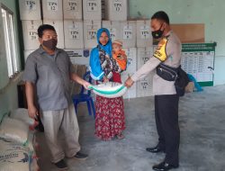 Bhabinkamtibmas desa pemenang barat bantu berikan bansos kepada warga