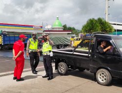 Satlantas Polres Lobar Amankan SPBU Saat Antrean panjang Saat pegisian BBM
